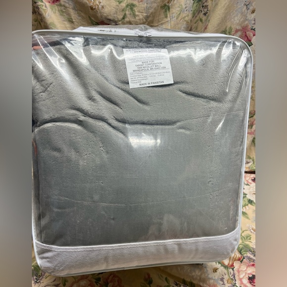 Reversible, comforter, sham, throw, pillow, black out curtains, - Picture 6 of 11